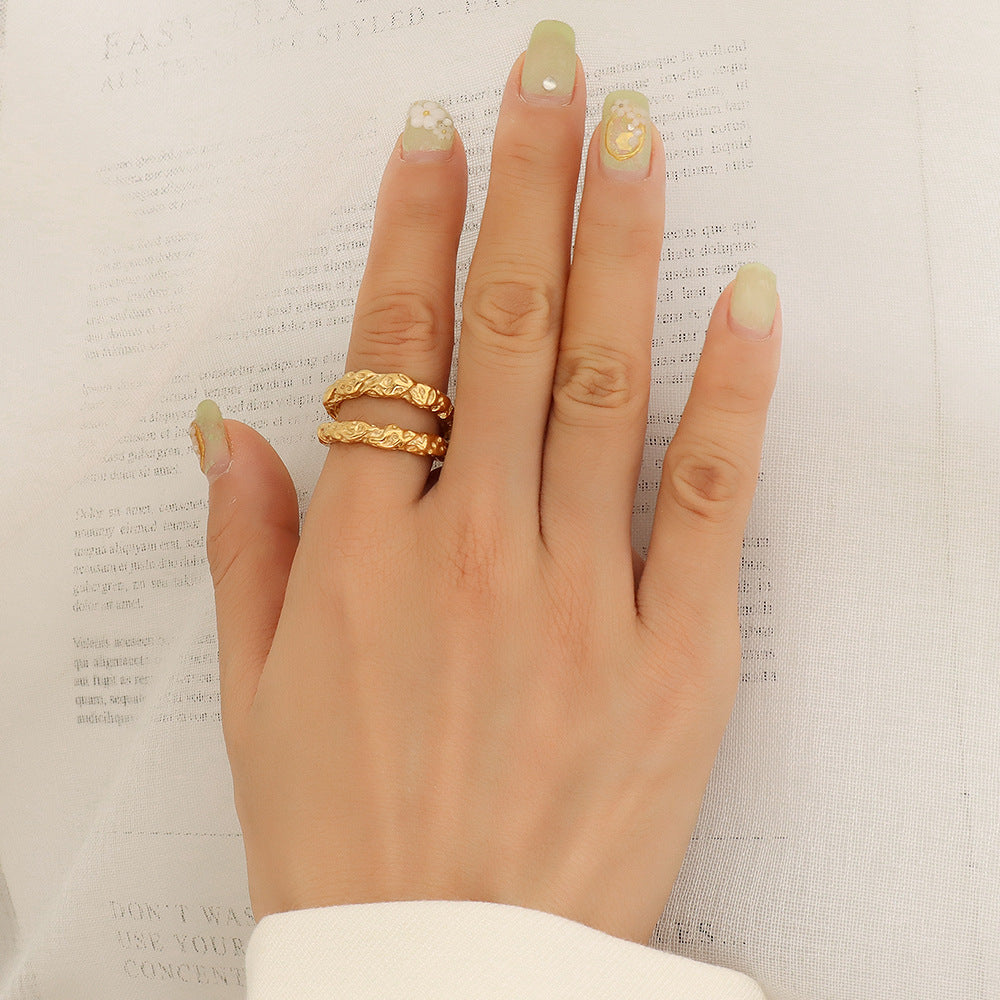Hand wearing hammered gold adjustable ring with green nails – Ins style minimalist jewelry