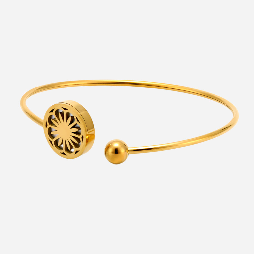 Gold titanium adjustable bracelet featuring a central daisy-shaped pendant – elegant stainless steel jewelry