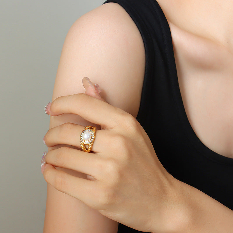 Woman wearing minimalist gold-plated pearl ring with zircon – adjustable and hypoallergenic
