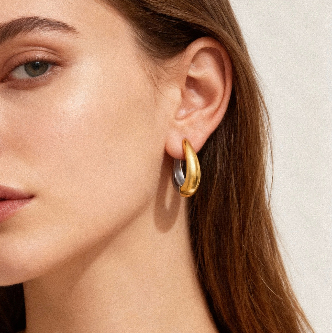 Pendientes en forma de U de acero inoxidable bañados en oro de 18 quilates
