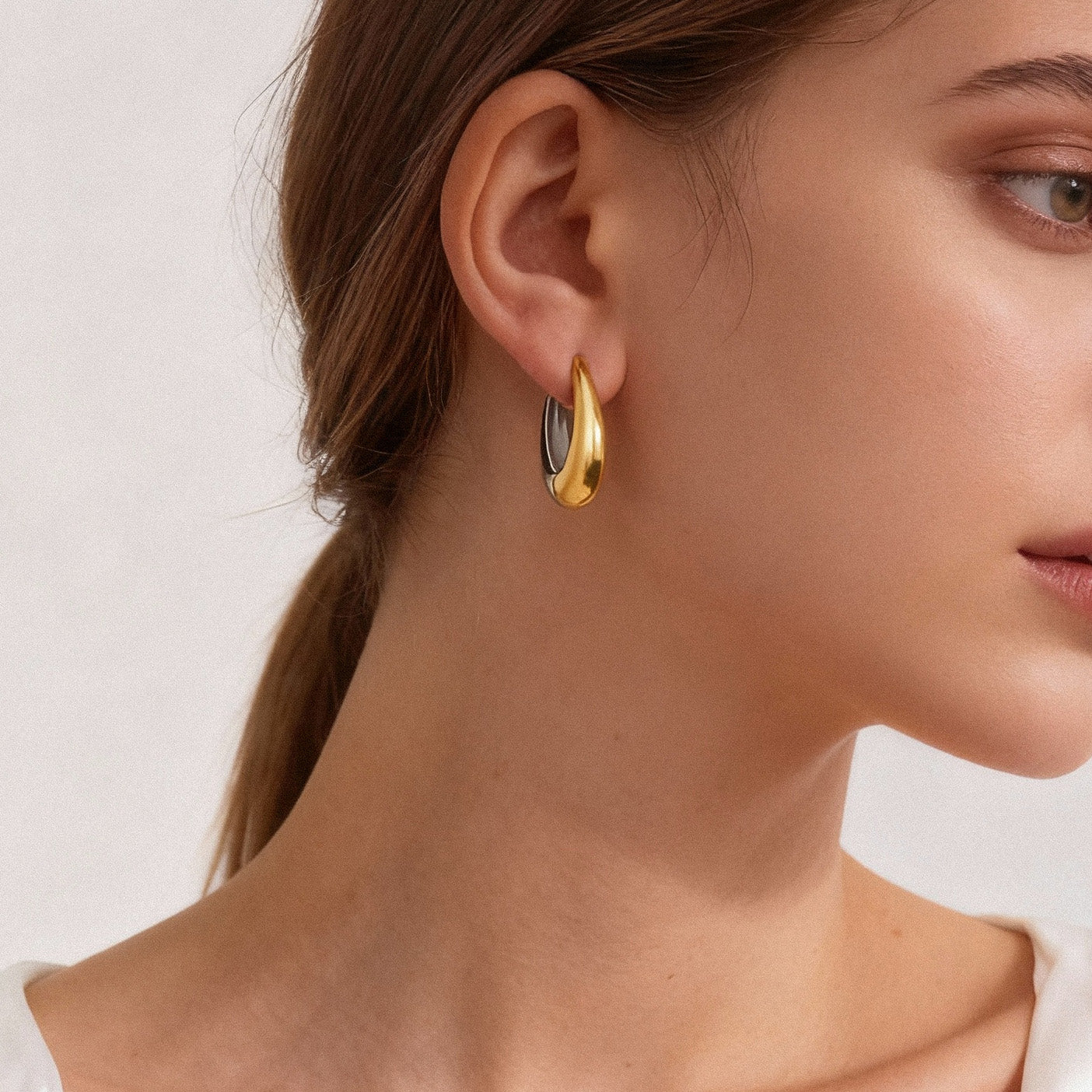 Pendientes en forma de U de acero inoxidable bañados en oro de 18 quilates