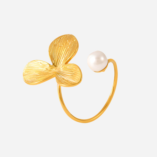  Elegant 18k gold-plated ring with imitation pearl and leaf floral design on a white background