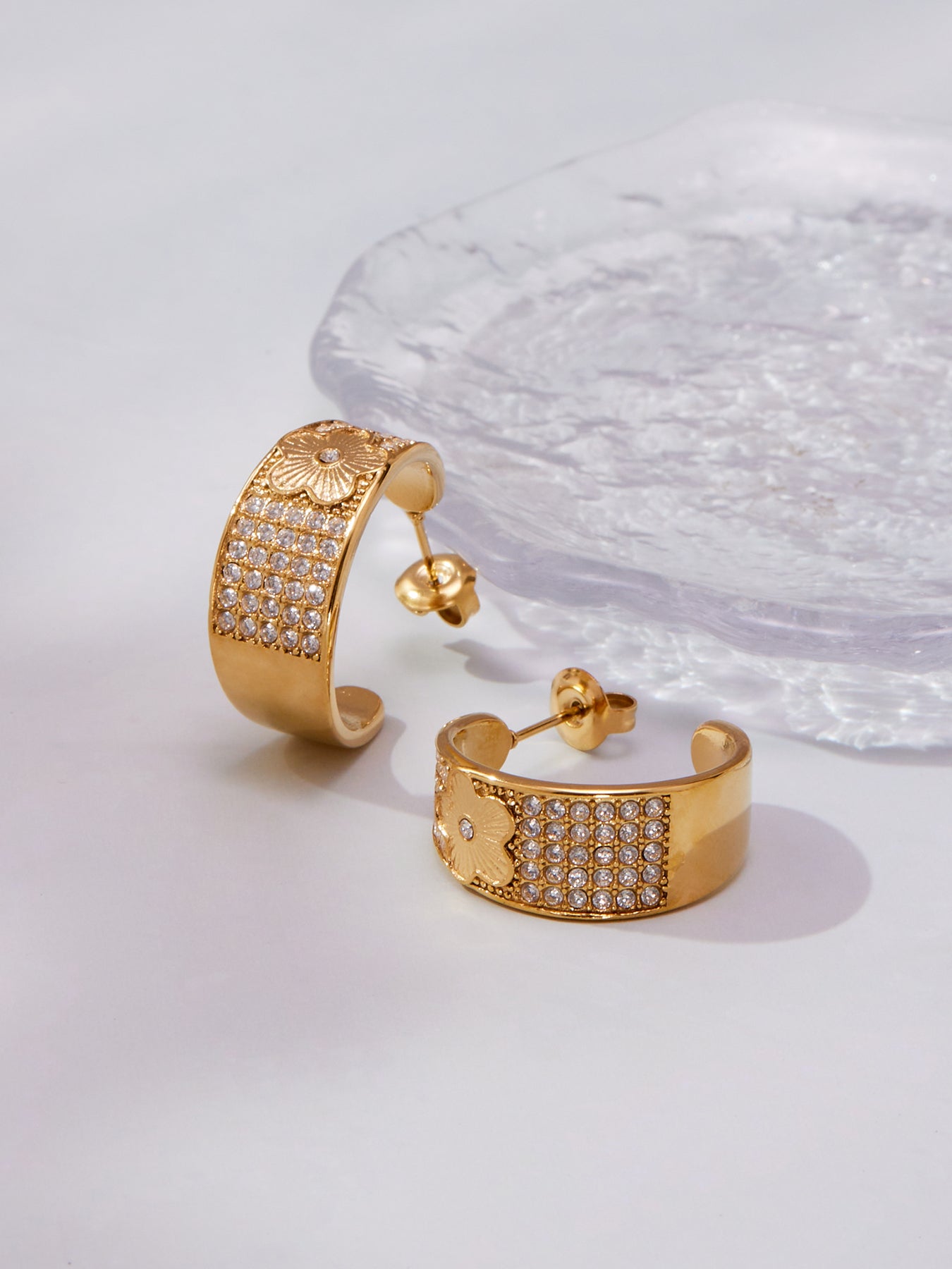 Pendientes Graceflow Hoops de acero inoxidable con circonitas