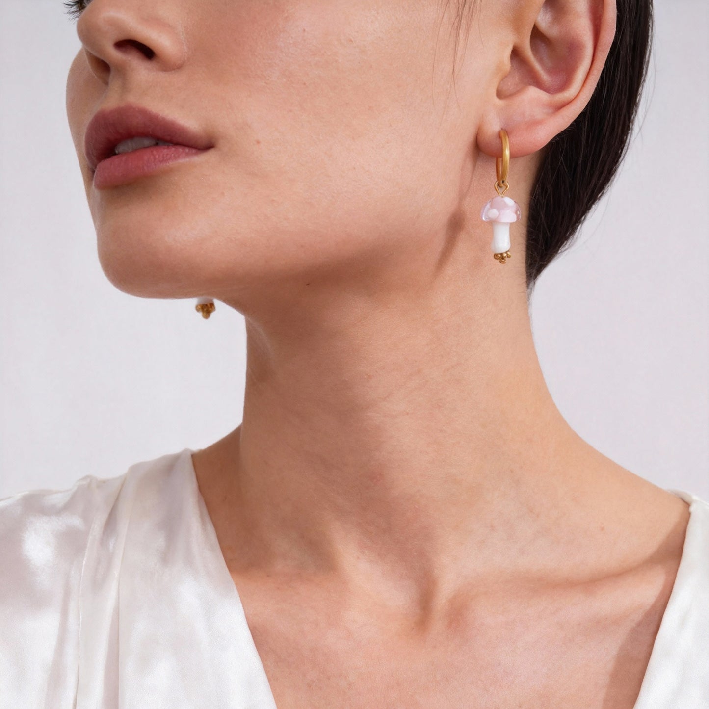 Lindos pendientes de resina con forma de hongo y lunares