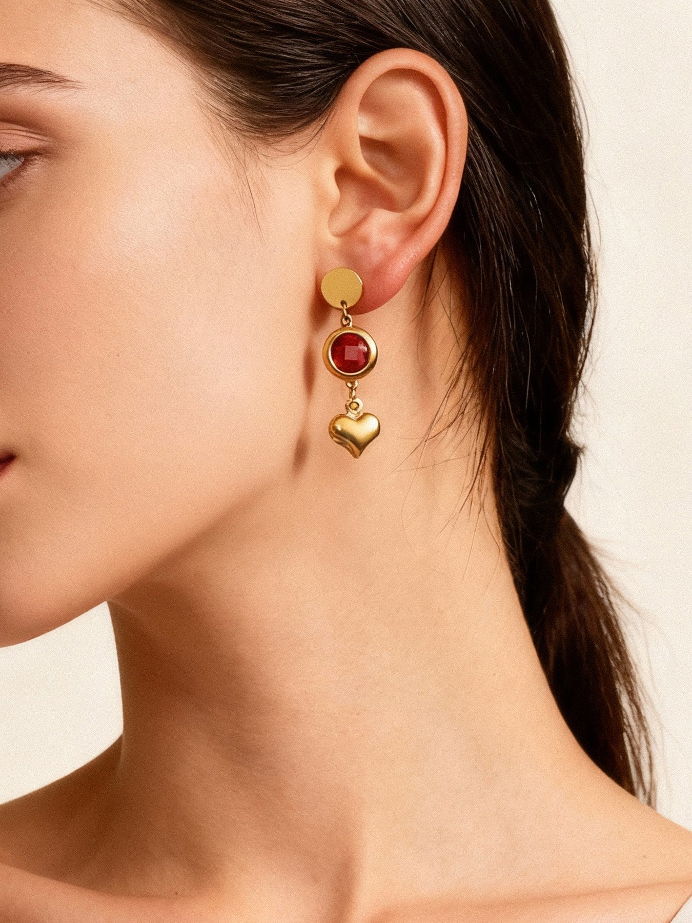 Pendientes checos hechos a mano con borlas de corazón: cada colgante cuenta una historia de amor.