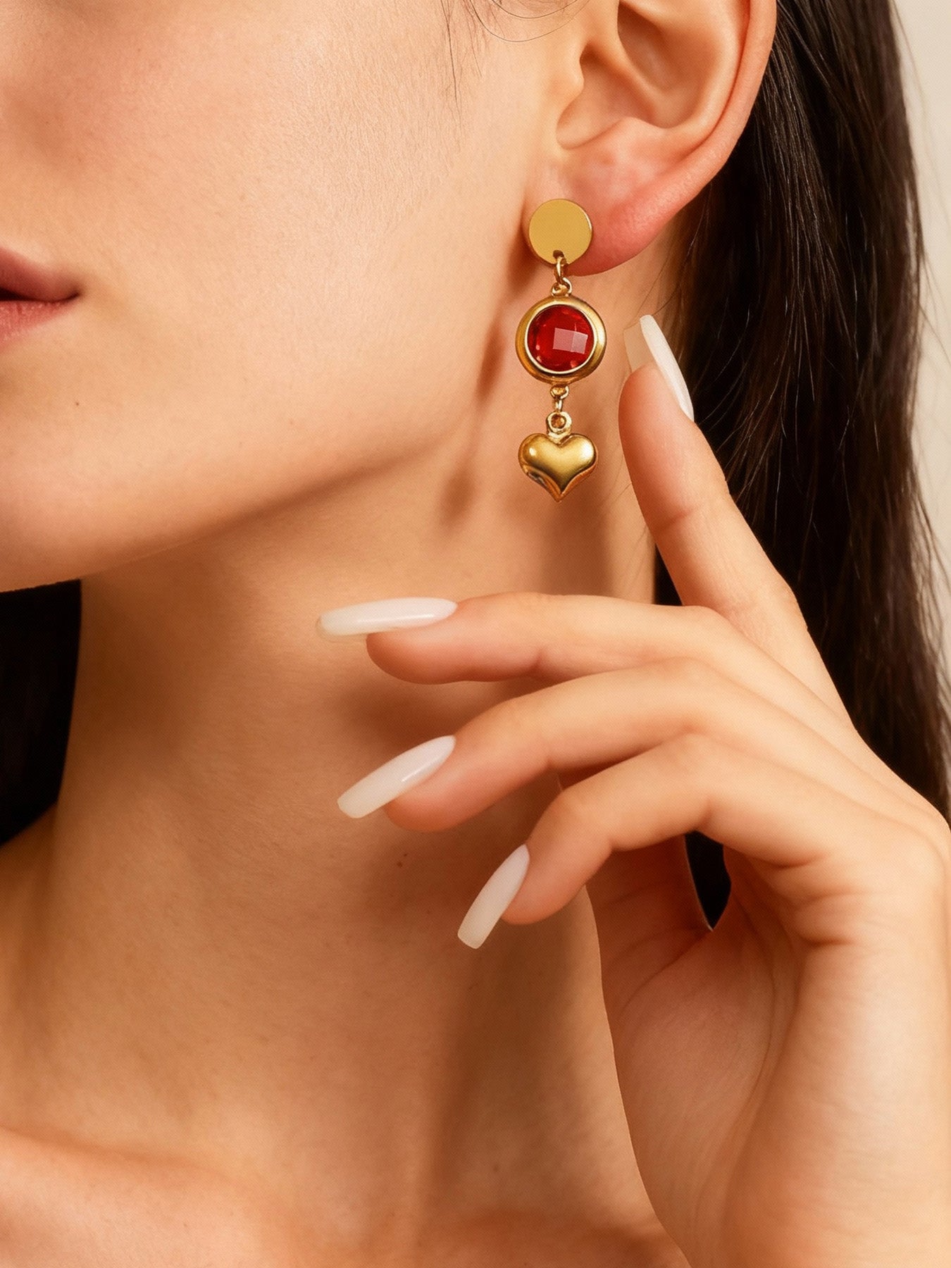 Pendientes checos hechos a mano con borlas de corazón: cada colgante cuenta una historia de amor.