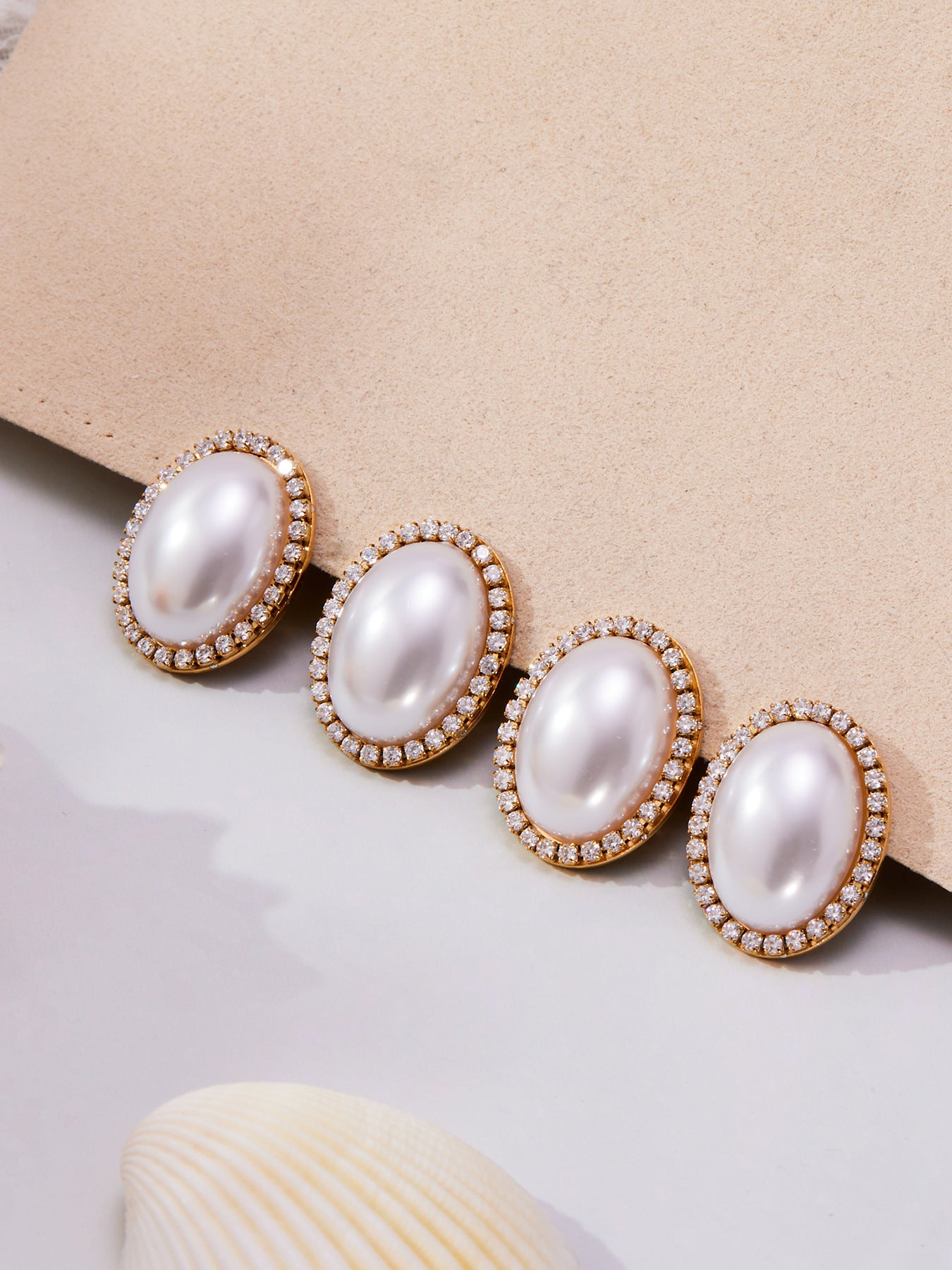 Lujosos y elegantes pendientes ovalados de nácar con circonitas