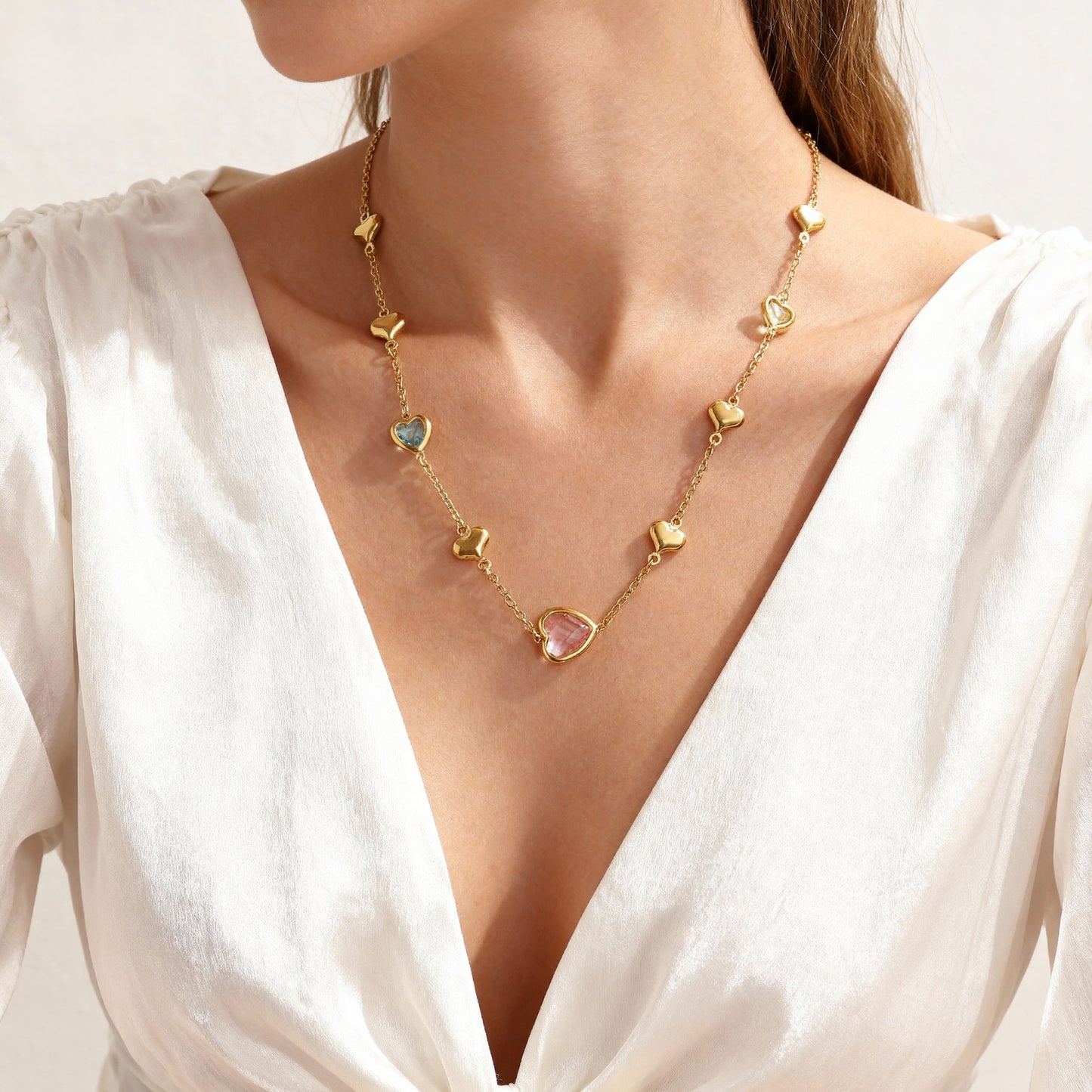 Cadena de clavícula de acero inoxidable con forma de corazón hueco y piedra de vidrio facetado