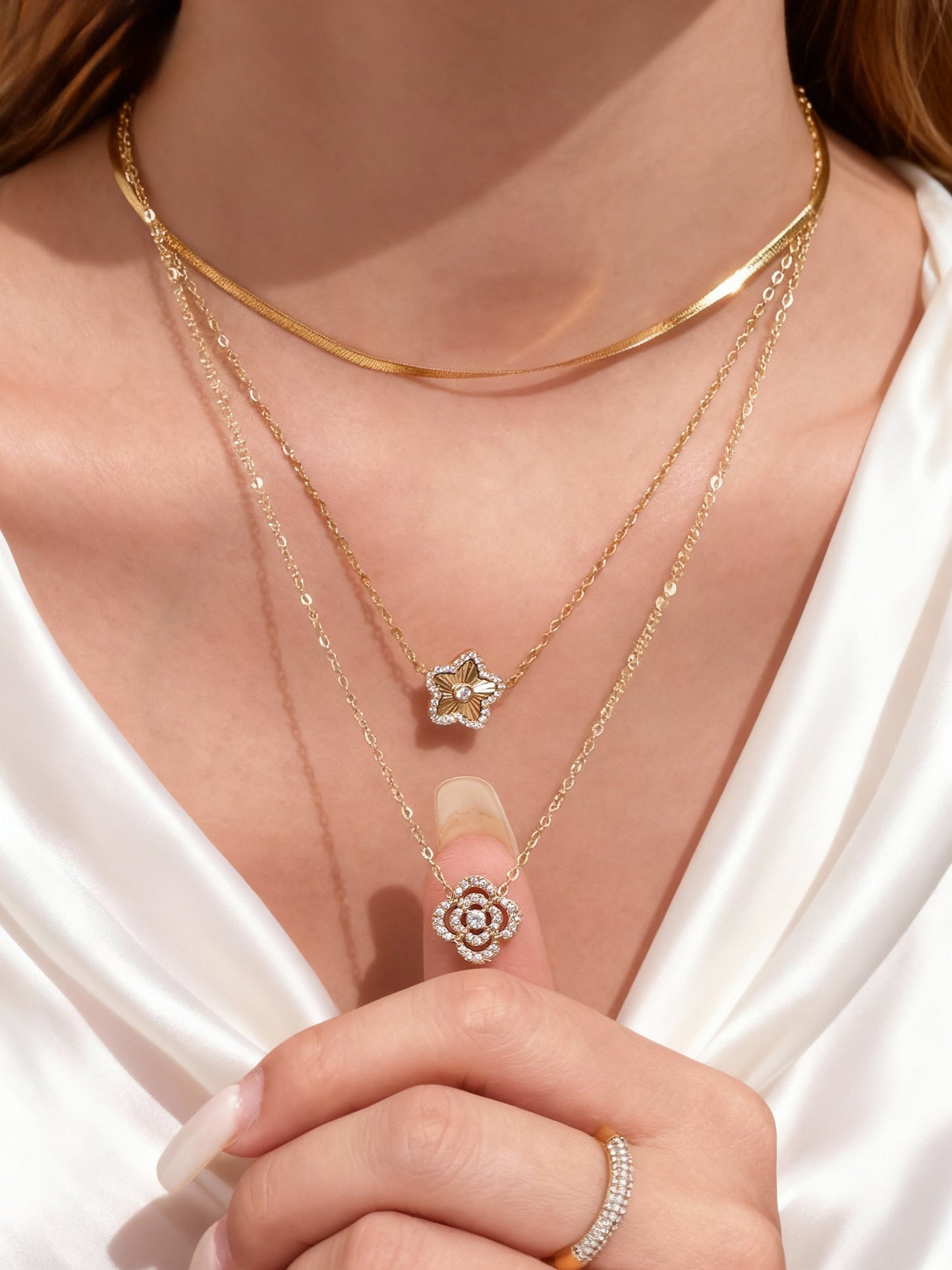 Collar de circonitas con flor de cuatro hojas