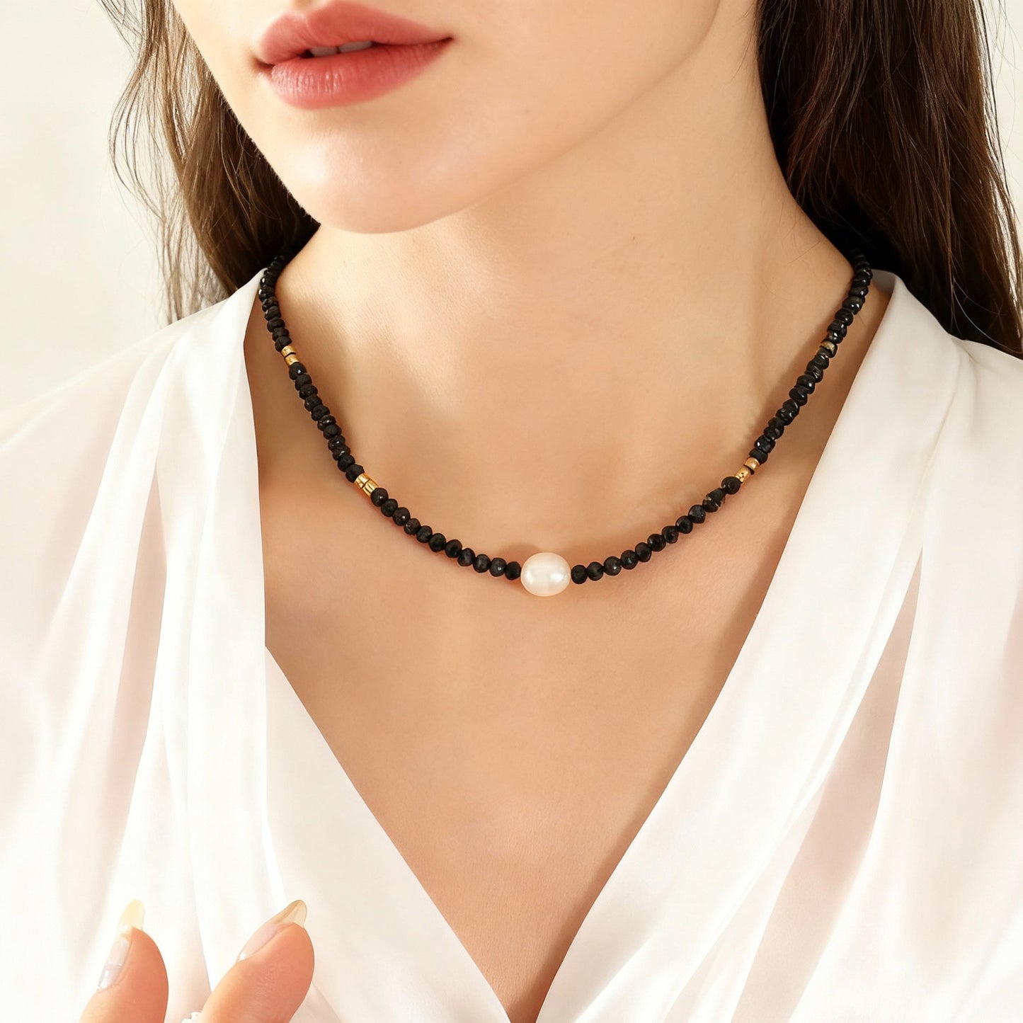 Cadena de cuentas negras con perla de agua dulce | Joyería minimalista y audaz