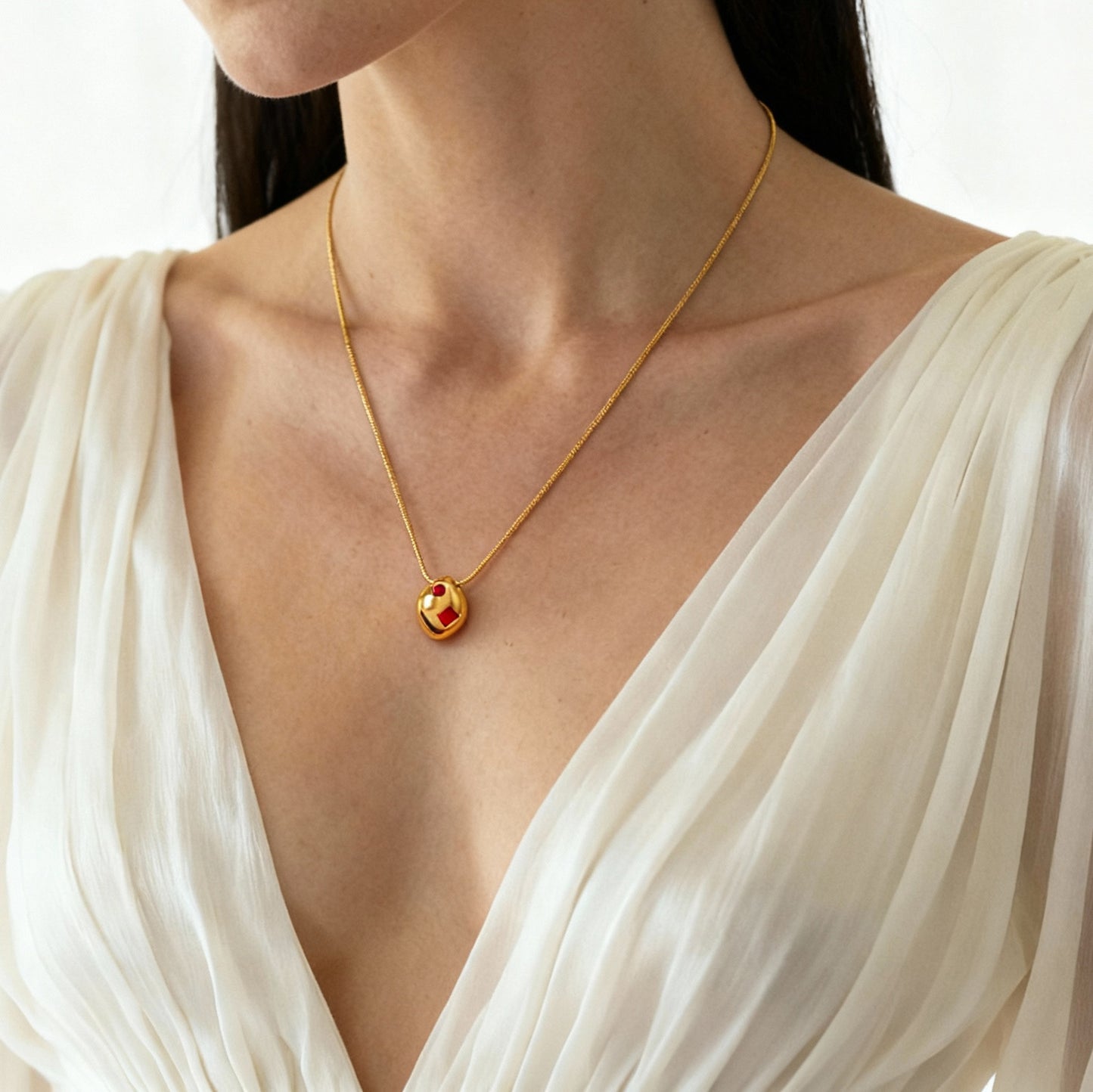 Collar con colgante de circonita cúbica con irregularidades geométricas