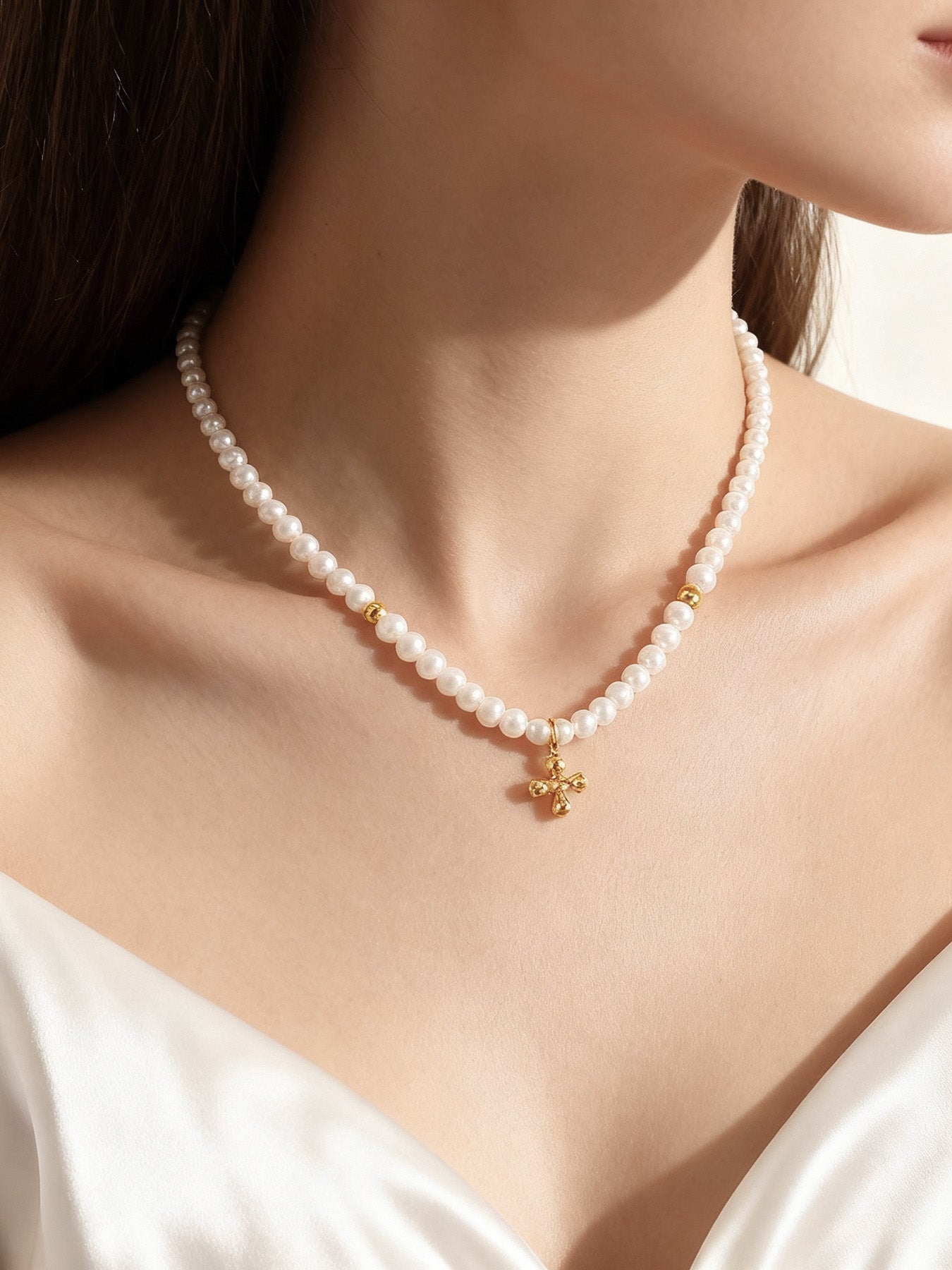 Collar con colgante de cruz de cristal y perla – Joyería de fe elegante