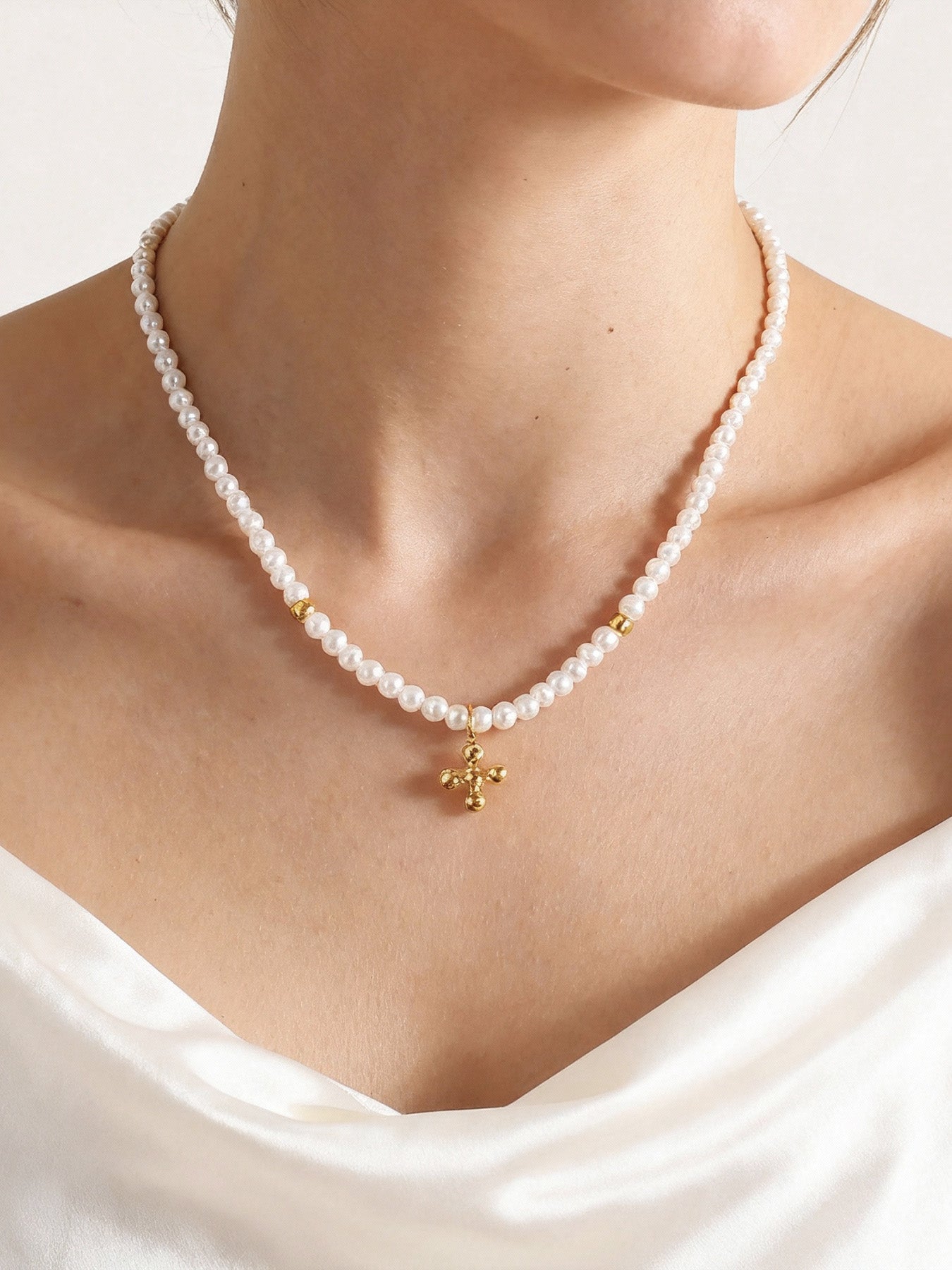 Collar con colgante de cruz de cristal y perla – Joyería de fe elegante