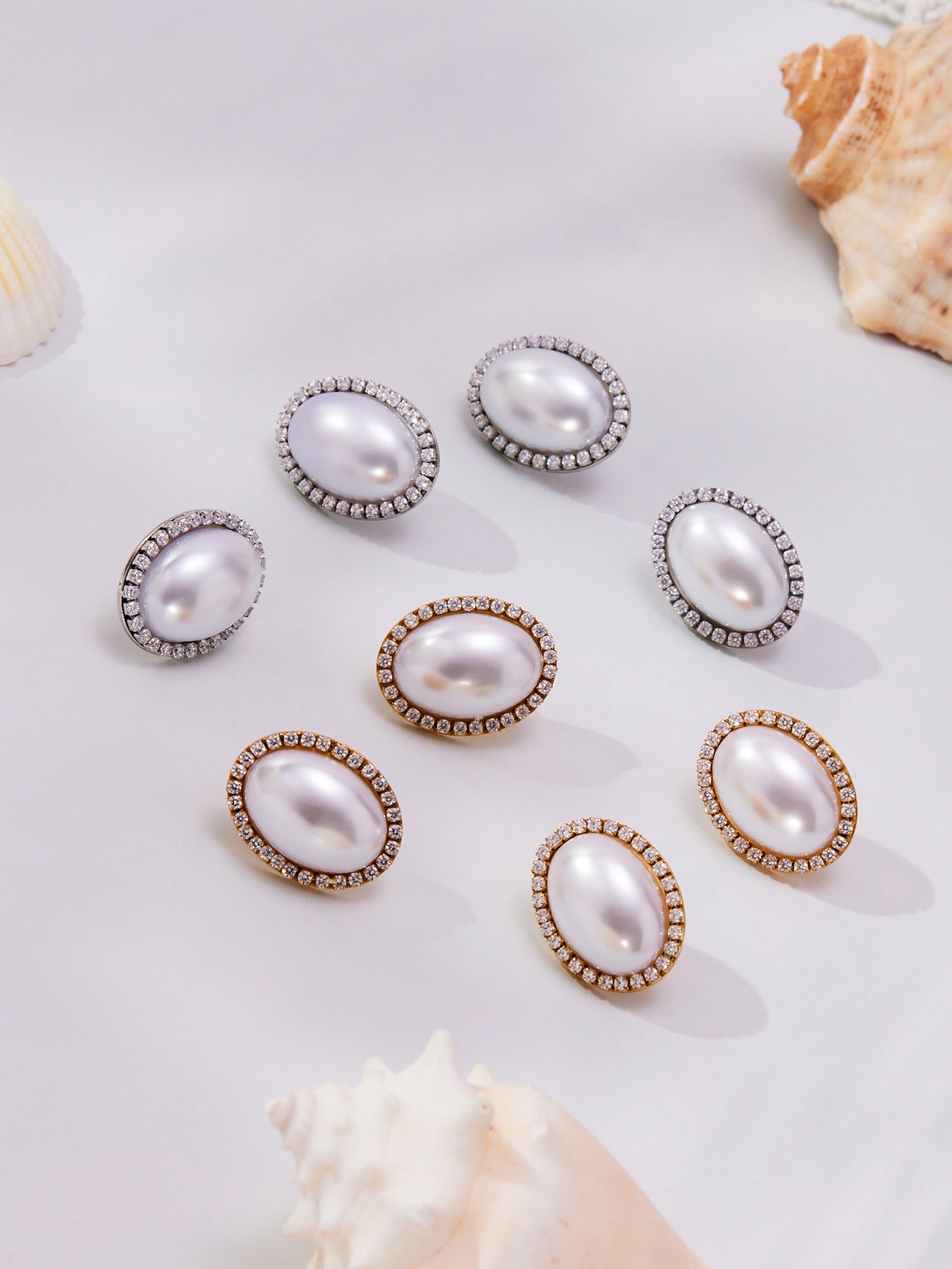 Lujosos y elegantes pendientes ovalados de nácar con circonitas