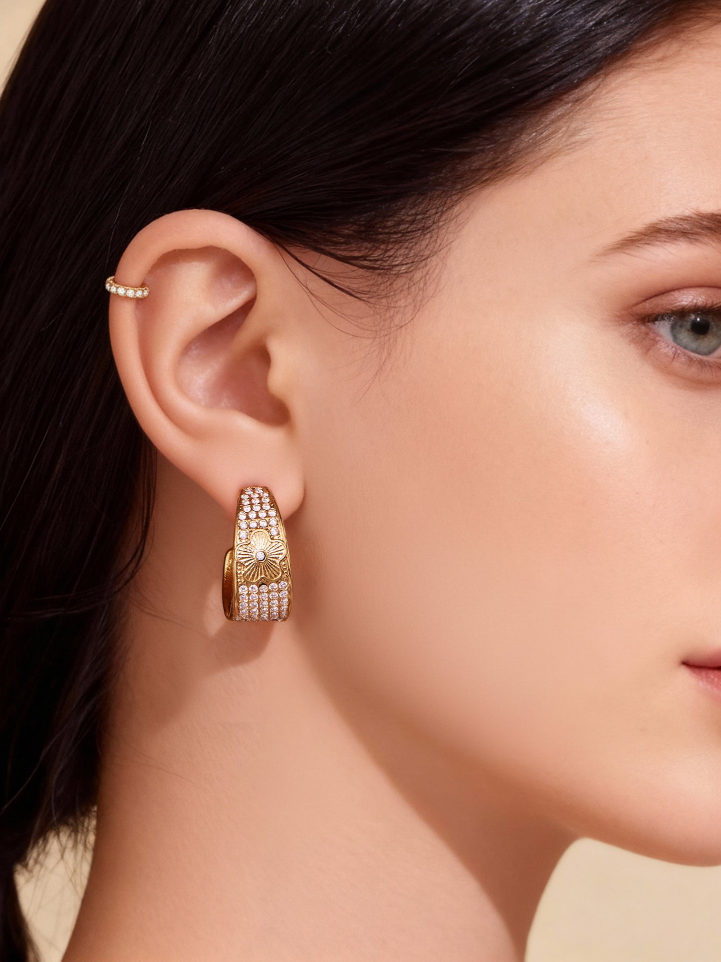 Pendientes Graceflow Hoops de acero inoxidable con circonitas