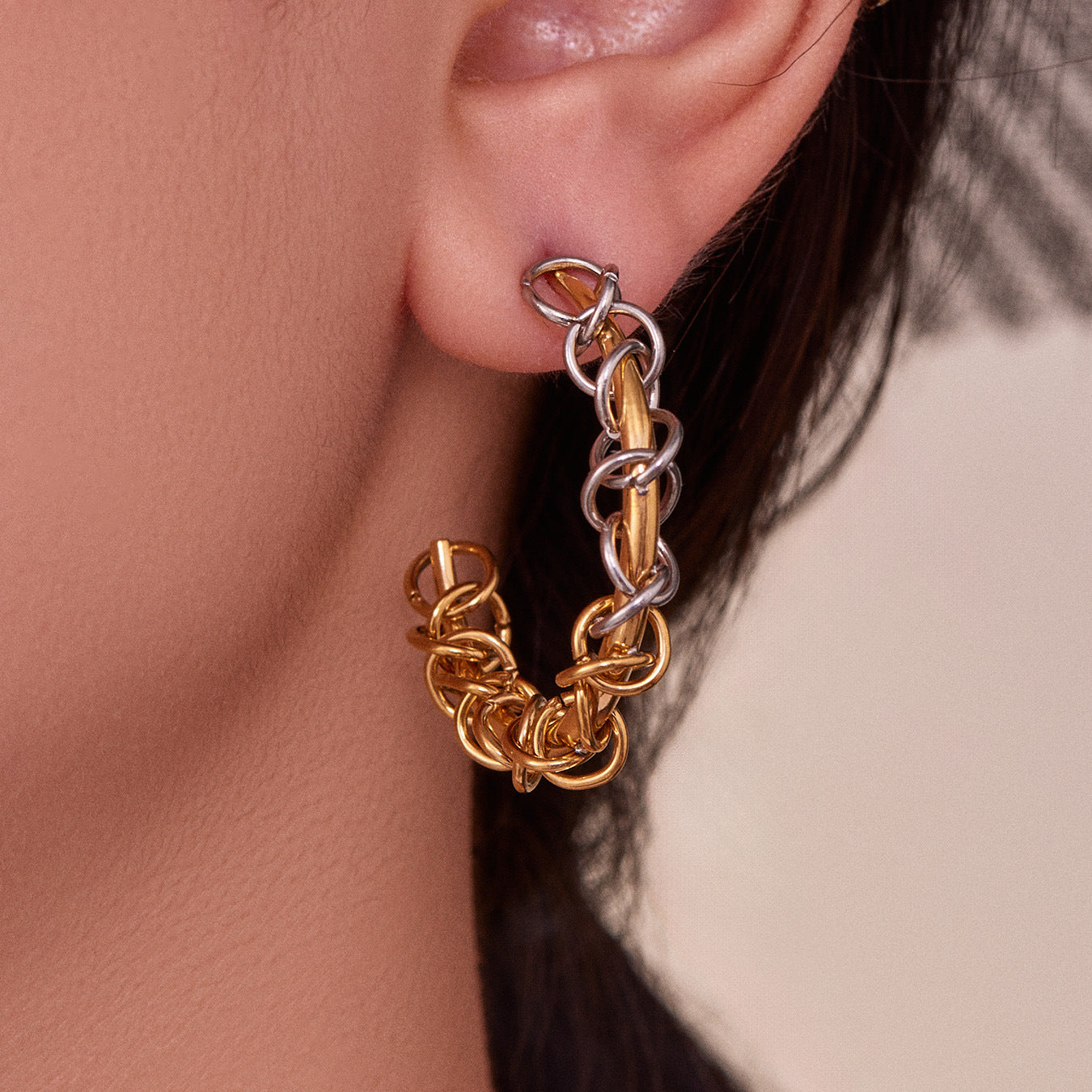 Pendientes de acero inoxidable en forma de C de dos tonos de metal resistente