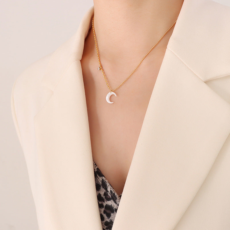 Women's White Seashell Crescent Bay Zircon Necklace
