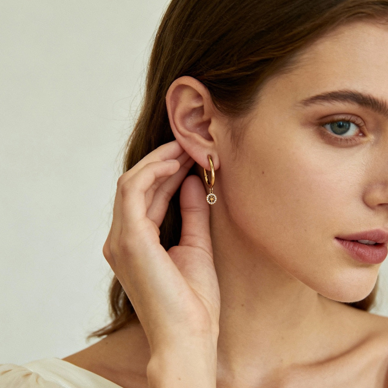 Nuevos pendientes redondos con microincrustaciones de circonita del Árbol de la Vida