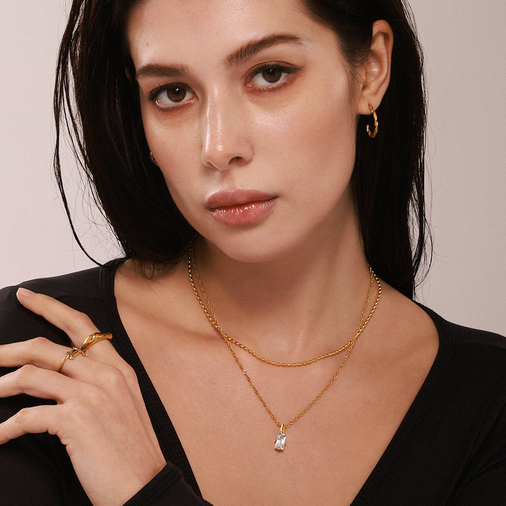 Collar rectangular en capas de circonitas cúbicas