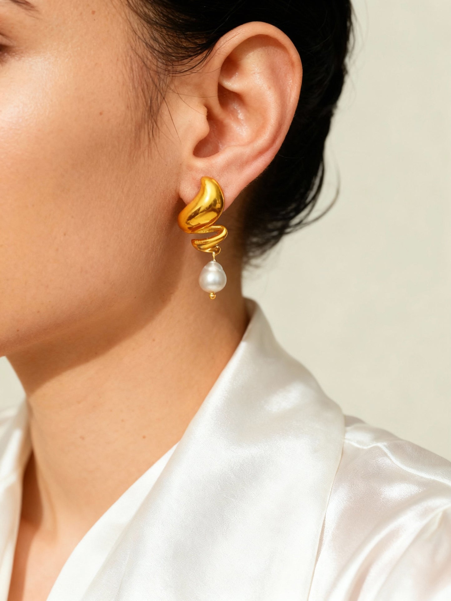 Pendientes de perlas de agua dulce en espiral