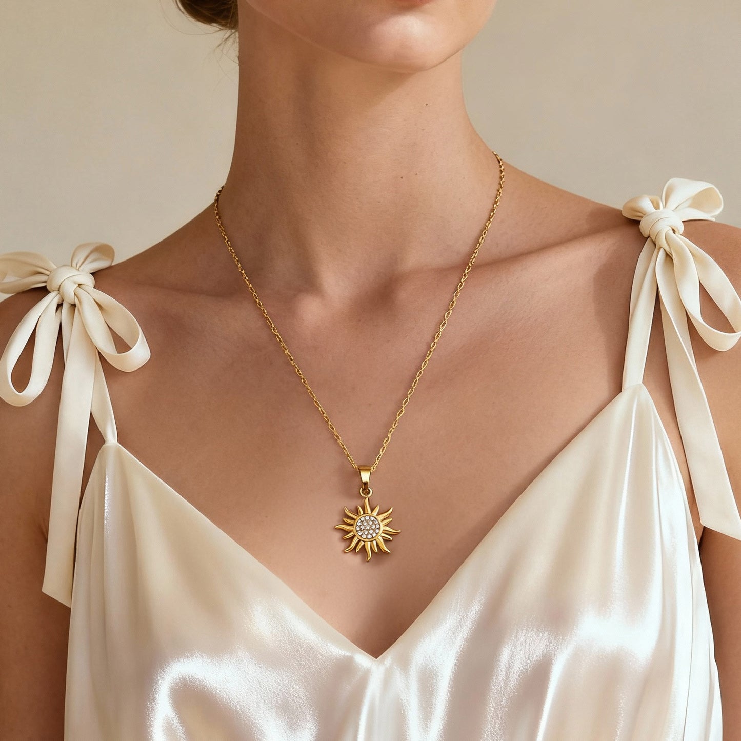 Collar con colgante de sol de circonita 5A superbrillante