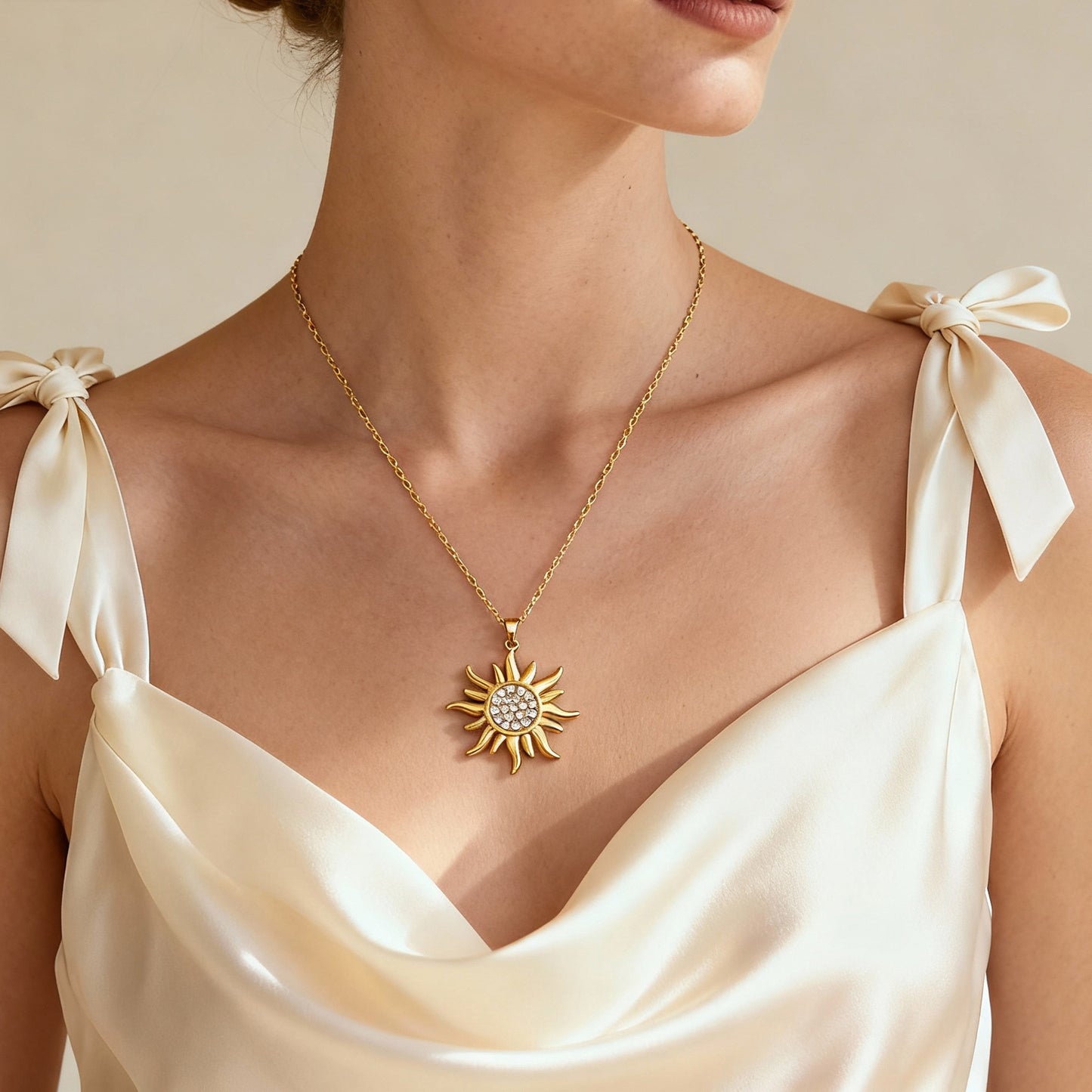 Collar con colgante de sol de circonita 5A superbrillante