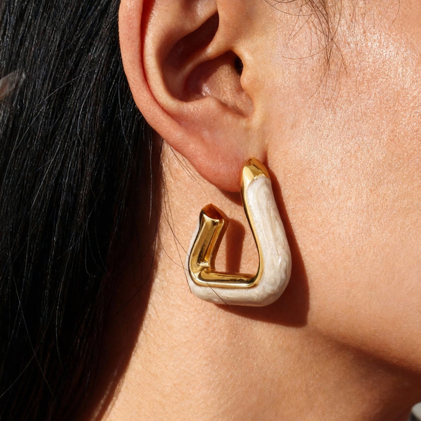 Pendientes triangulares huecos con gotas de aceite