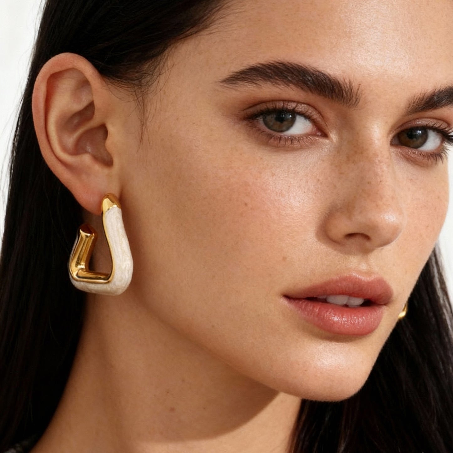 Pendientes triangulares huecos con gotas de aceite