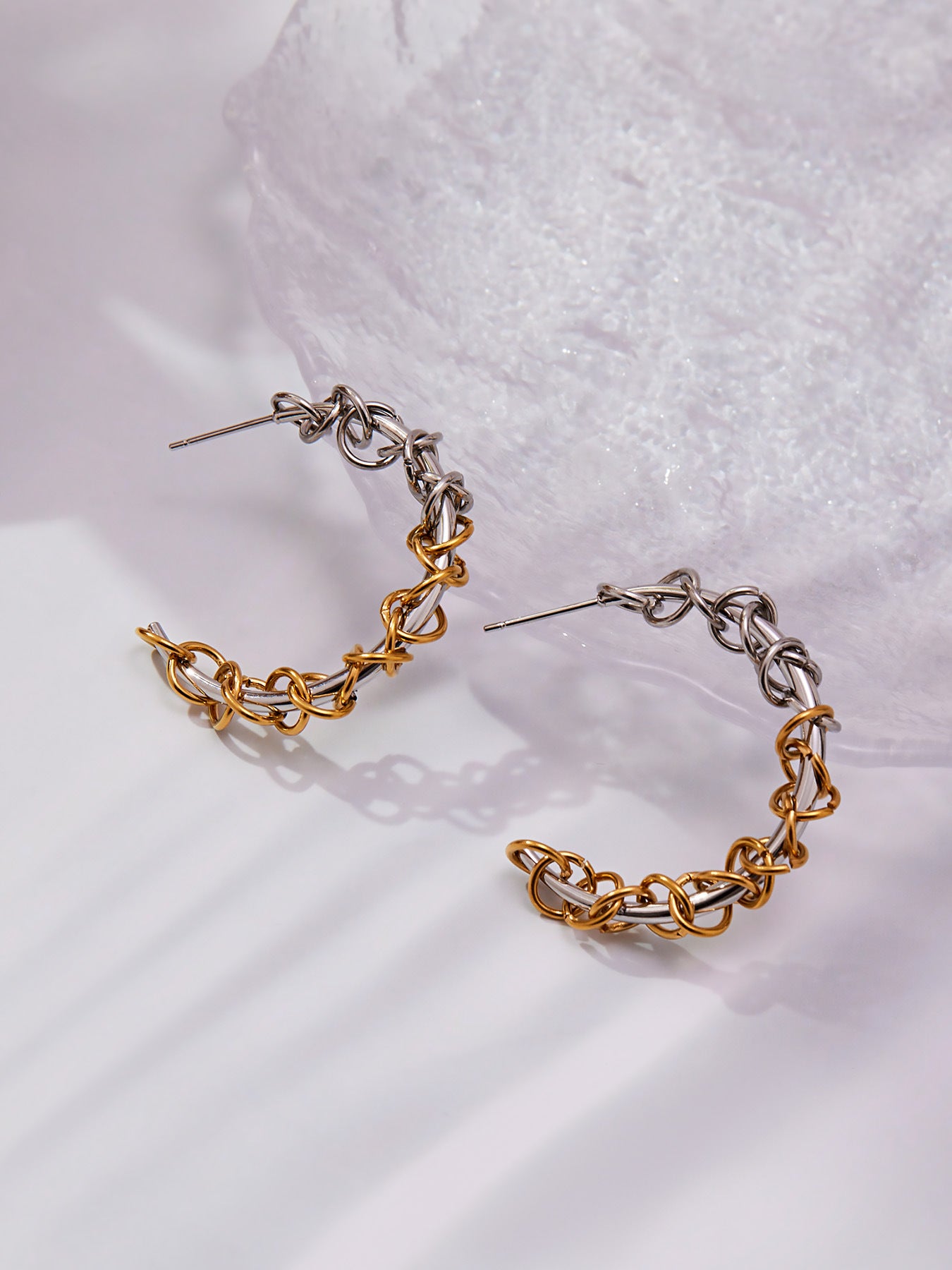 Pendientes de acero inoxidable en forma de C de dos tonos de metal resistente